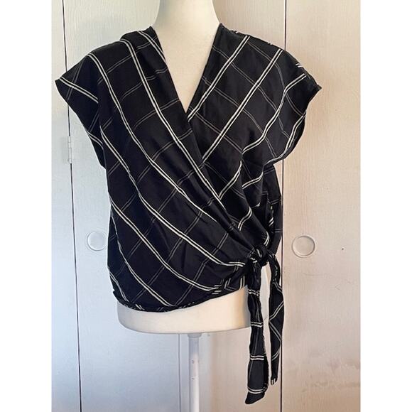 Banana Republic Size Medium Sleeveless Wrap Top Black & White - Picture 1 of 6